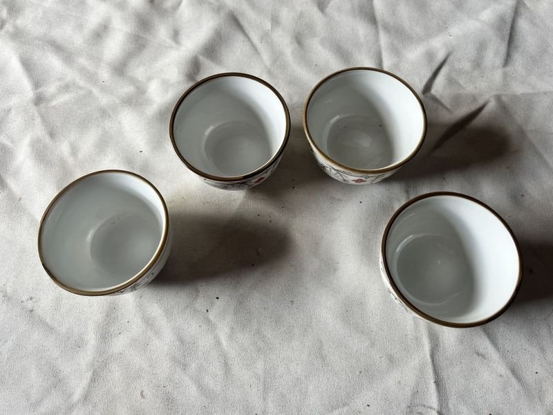 Porcelana blanca con flores rojas en cuatro tazas - imagen 2