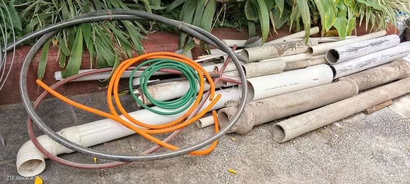Recortes de Caños de PVC y Hormigón para Construcción
