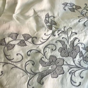 Mantel Antiguo Bordado con 12 Servilletas - imagen 3