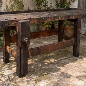 Banco de Carpintero Antiguo de Madera Oscura con Prensa - imagen 1