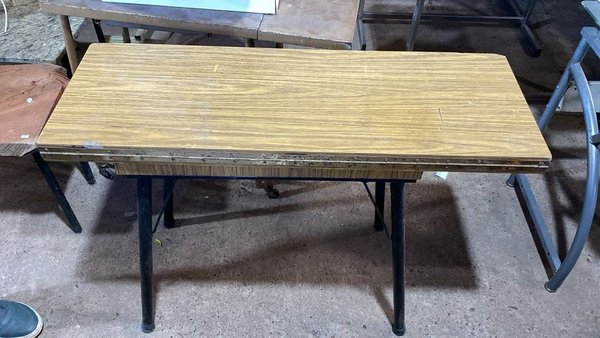 Mesa Extensible de Cerámica y Hierro con Dos Sillas - imagen 1