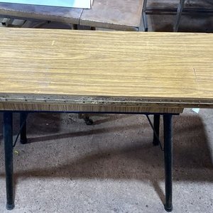Lote siguiente: Mesa Extensible de Cerámica y Hierro con Dos Sillas