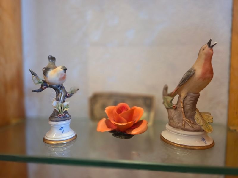 Lote anterior: Figuritas de porcelana Capodimonte y flores en un conjunto hermoso