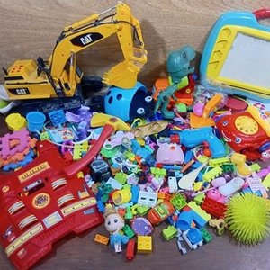 Lote anterior: Lote de Juguetes Variados: Excavadora CAT, Chaleco Bombero, Bloques y Más