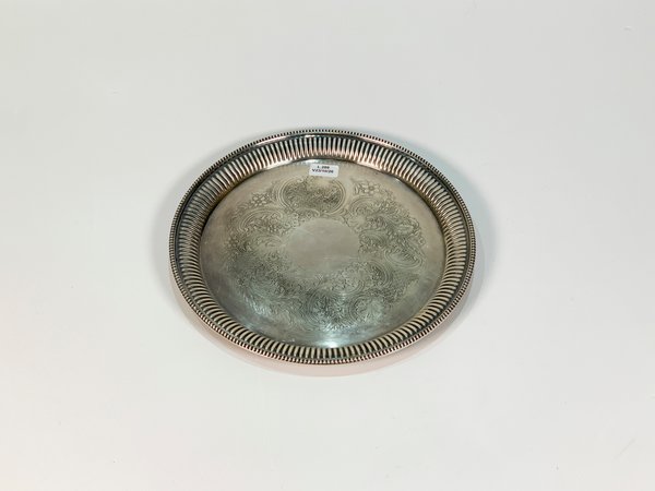 Bandeja Circular de Metal Labrada con Decoración Arabesca - 26 cm