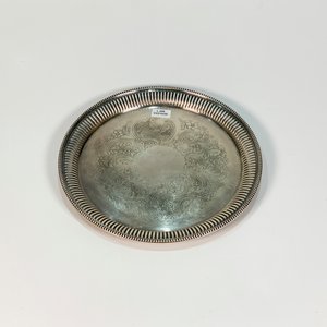Bandeja Circular de Metal Labrada con Decoración Arabesca - 26 cm - imagen 1