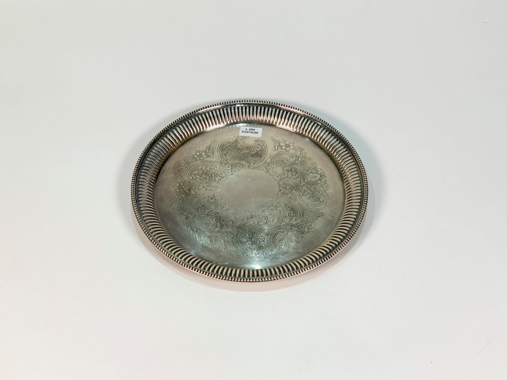 Bandeja Circular de Metal Labrada con Decoración Arabesca - 26 cm