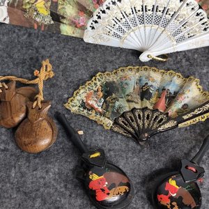 Lote de 6 piezas españolas: 2 abanicos y 4 castañuelas - imagen 2