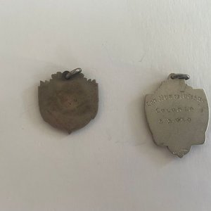 Lote de 2 Medallas Plateadas: Ciclismo y Turismo Colonia 1950 - imagen 3