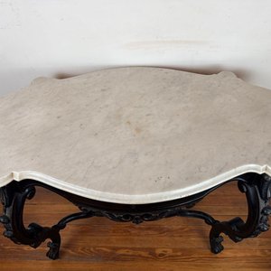 Mesa Victoriana Tallada con Tapa de Mármol Biselado - imagen 3