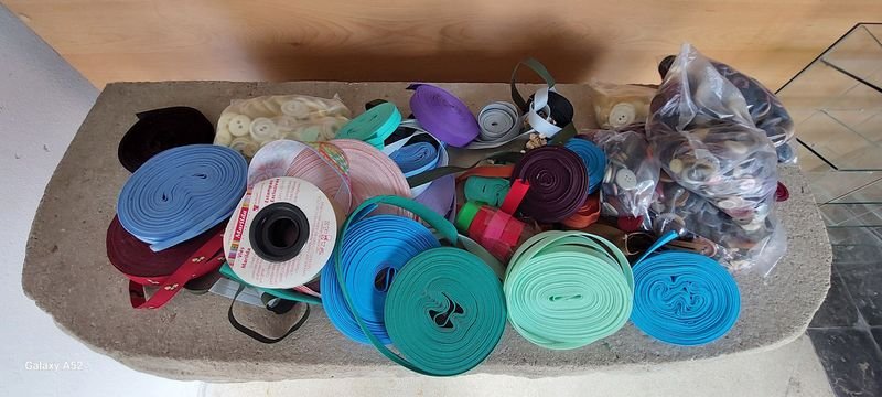 Lote de cintas y botones variados - imagen 7