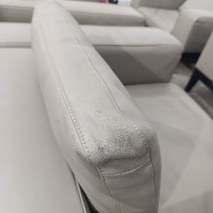 Sillones de Estilo Contemporáneo Camerich USA en Cuero Gris con Base de Madera Maciza - imagen 4
