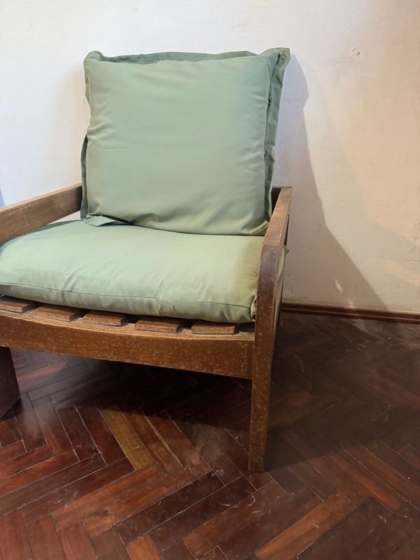 Sillón en madera con par de almohadones - imagen 3