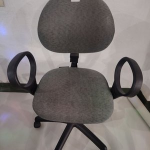 Silla de Escritorio Gris con Ruedas y Brazos Curvos - imagen 3