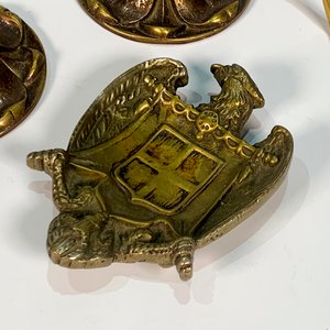 Lote de 8 Piezas de Bronce: Molduras Florales, Perchas y Cenicero con Águila - imagen 2