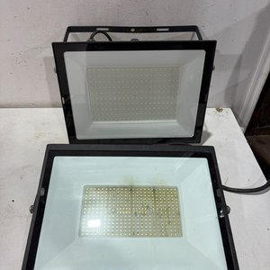 Lote siguiente: 2 Reflectores LED Grandes Funcionando