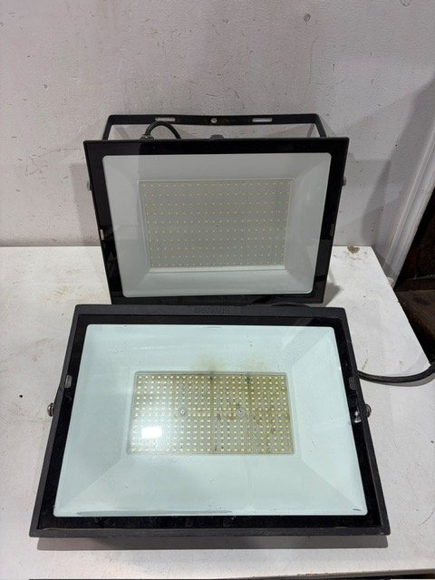 2 Reflectores LED Grandes Funcionando