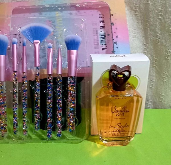 Conjunto de pinceles para maquillaje y perfume de mujer - imagen 1