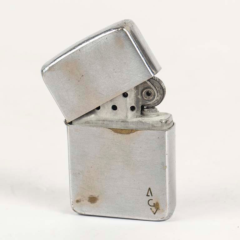 Lote siguiente: Encendedor Zippo de metal con detalles