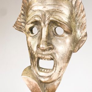 Máscara de Teatro Antigua en Bronce Plateado sobre Base de Madera - imagen 4