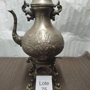 Lote anterior: Tetera Antigua de Alpaca con Soporte y Detalles Ornamentales