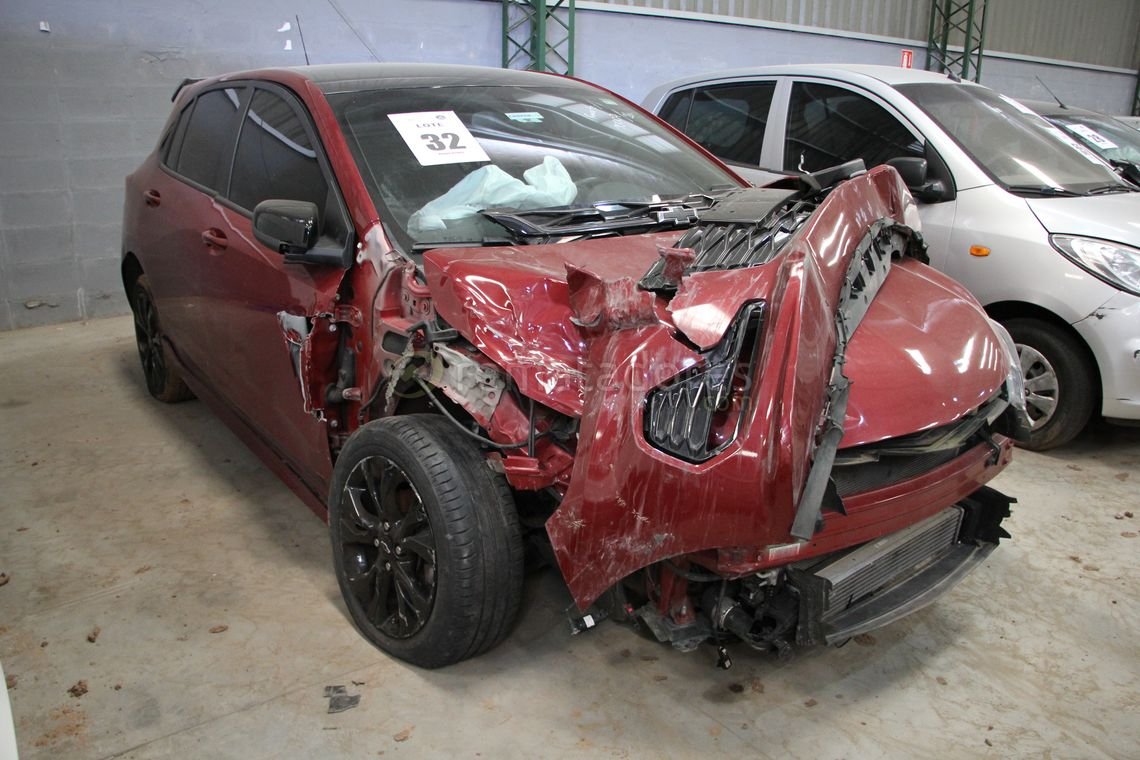 Auto Rojo con Daños Frontales y Laterales