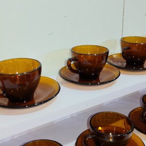Set de 80 Pocillos con Platos en Vidrio Color Ámbar - imagen 4