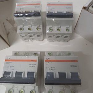 Caja con 4 Llaves Térmicas Trifásicas TQC 10 Amp. - imagen 2