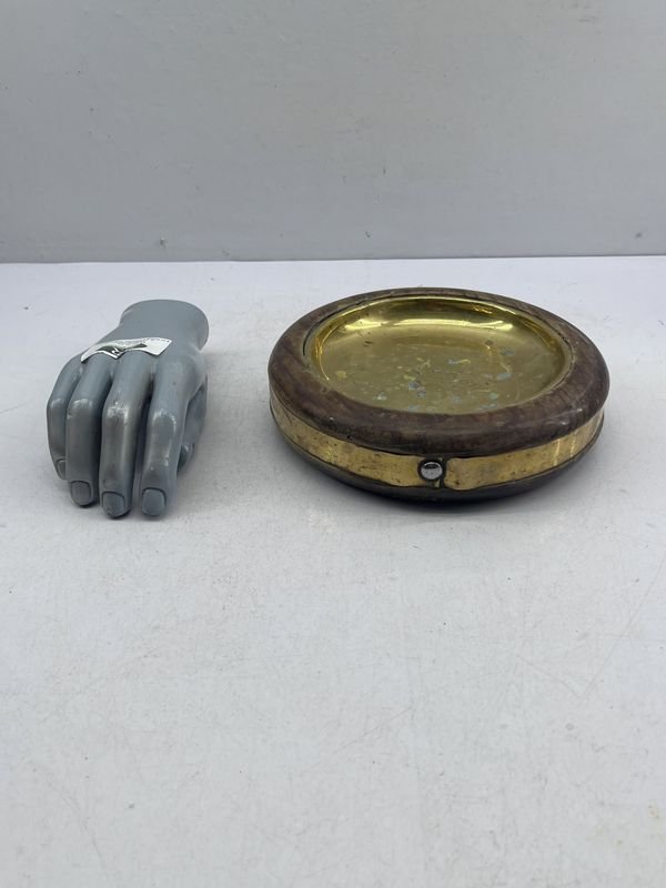 Despojador de Madera y Bronce con Interior Rojo