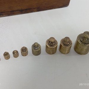 Antiguo Cepo de Madera con 12 Pesas de Bronce - imagen 6