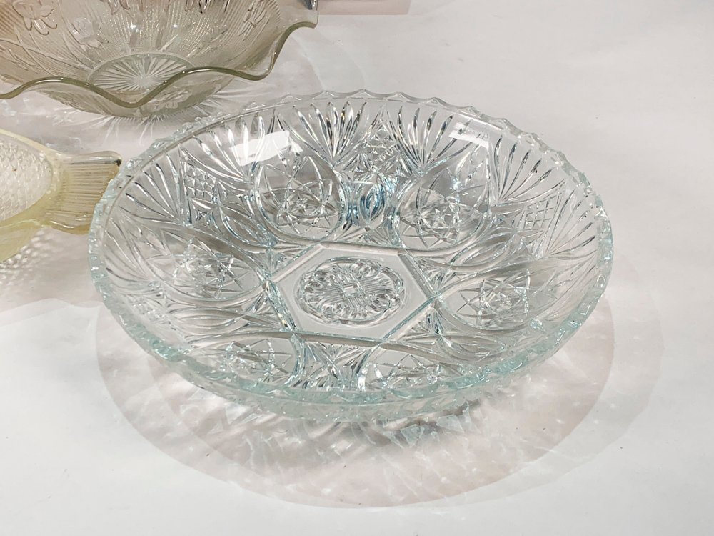 Lote de arte decorativo con marco oval dorado y fuentes de vidrio - imagen 3