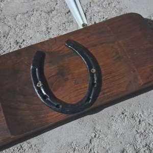 Lote siguiente: Adorno de Madera con Herradura Negra