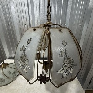 Par de Lámparas Antiguas de Vidrio y Metal Dorado con Diseño Floral - imagen 4