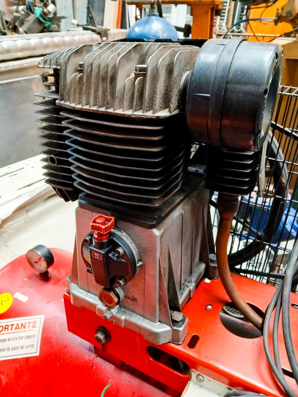Compresor de aire Fanacom motor trifásico 5.5 hp color rojo - imagen 4