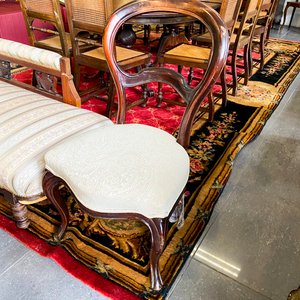 Diván Estilo Luis XV con Tapizado Floral y Patas de Madera Oscura - imagen 2