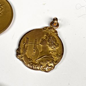 Lote de 10 Piezas: Anillos, Medallas y Accesorios de Joyería - imagen 4
