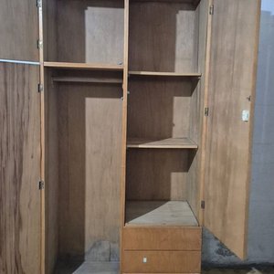 Ropero de Madera con Tres Puertas, Estantes y Cajones - imagen 5
