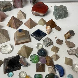 Lote Variado de Piedras Naturales, Caracoles y Pirámides Decorativas - imagen 10
