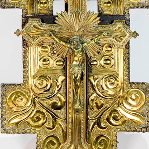 Crucifijo en Bronce con Decoración Solar sobre Tabla con Incrustación - imagen 2