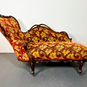 Lote anterior: Diván Victoriano Madera Caoba Tapizado Rojo y Beige con Patas Curvas y Ruedecillas