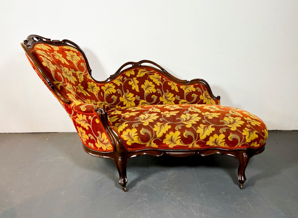 Diván Victoriano Madera Caoba Tapizado Rojo y Beige con Patas Curvas y Ruedecillas