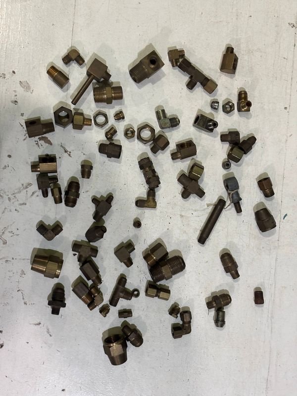Lote de 70 Piezas de Bronce para Conexiones