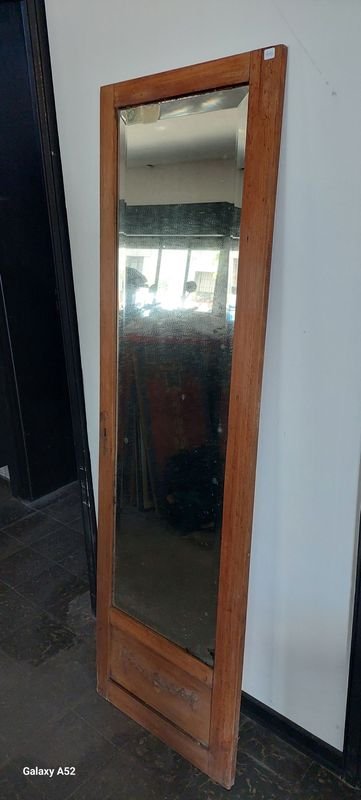 Lote siguiente: Puerta con espejo de gran tamaño