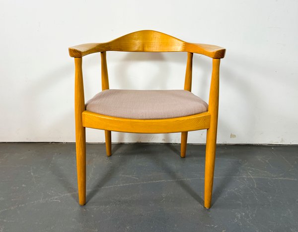 Sillón Danés de Madera con Respaldo Curvo y Asiento Tapizado Gris - imagen 1