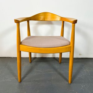 Lote siguiente: Sillón Danés de Madera con Respaldo Curvo y Asiento Tapizado Gris