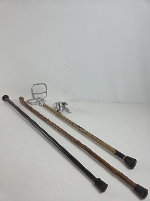 Lote anterior: Bastones de madera con asientos metálicos para descansar