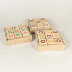 Lote siguiente: Tres Juegos de Ta Te Ti de Madera con Fichas Rojas y Verdes