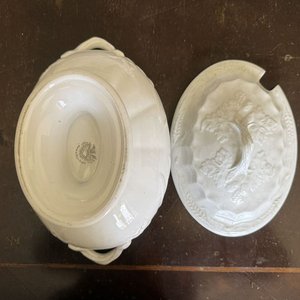 Sopera de Porcelana Blanca Clásica con Relieve y Motivos Florales - imagen 7