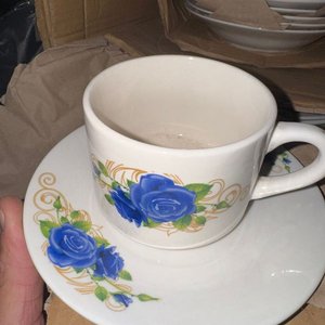 Lote siguiente: Juego de Vajilla con Tazas y Platos Decorados con Rosas Azules