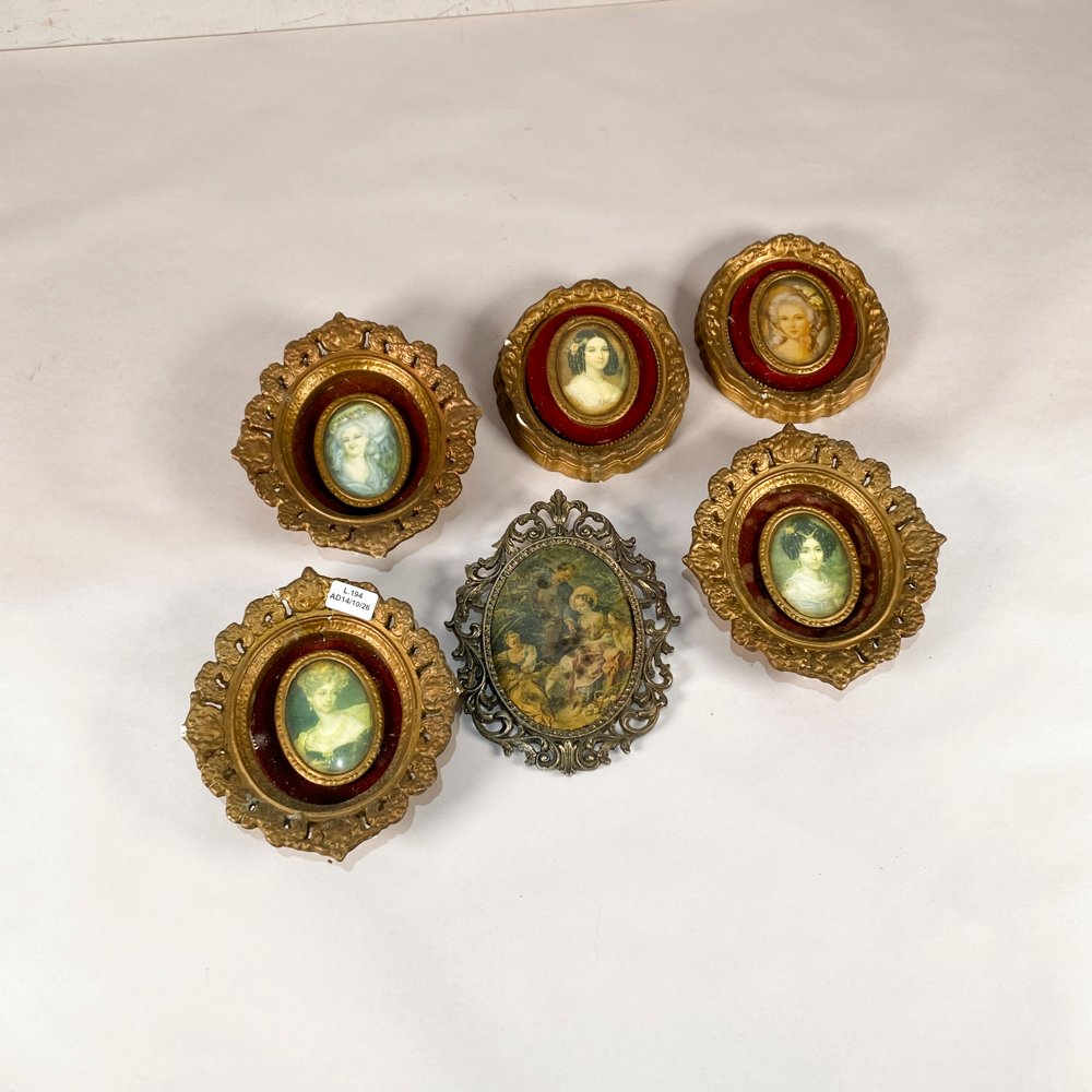 Seis Cuadros Miniatura con Marcos Ornamentados